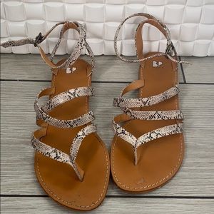 Snake skin color sandals